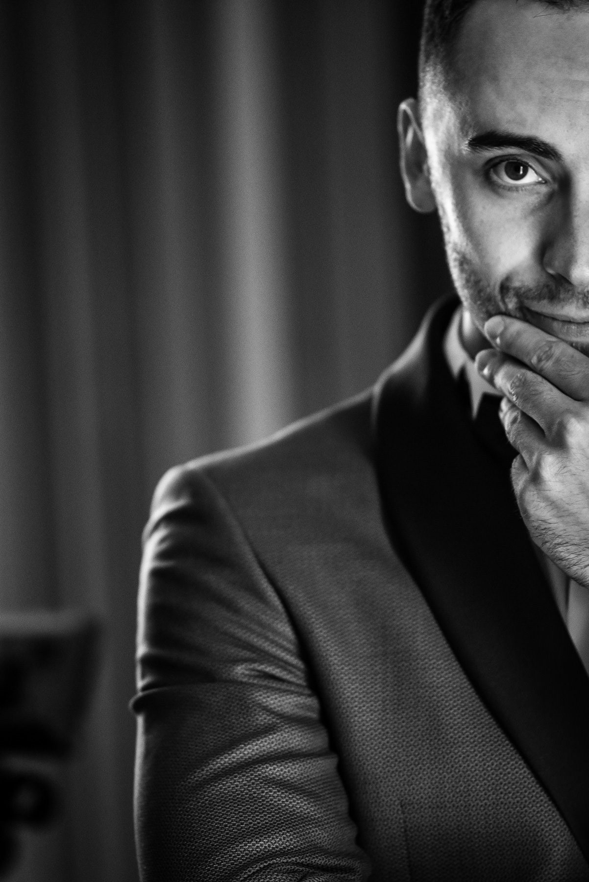 portret mire ochi jumatate de fata fotografiat de vlad pahontu la nunta in bucuresti