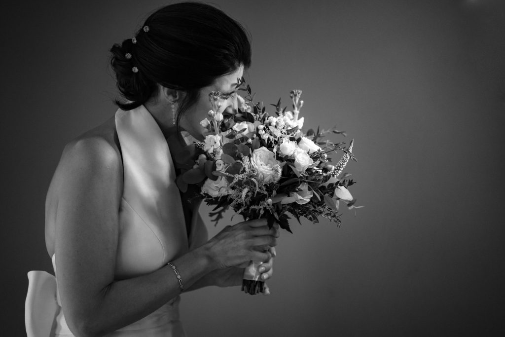 miresa care musca din buchet fotografiata de vlad pahontu la nunta