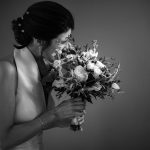 miresa care musca din buchet fotografiata de vlad pahontu la nunta
