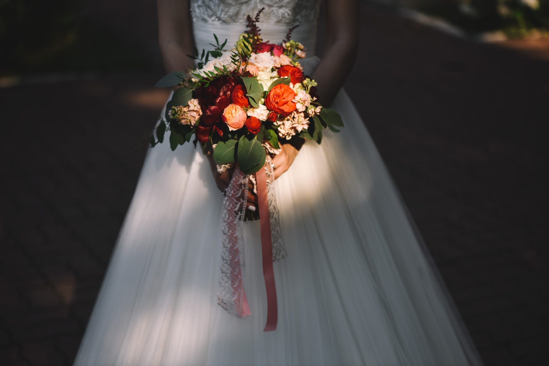 buchet mireasa cu flori alb rosii trandafiri fotografiat de vlad pahontu la nunta in bucuresti