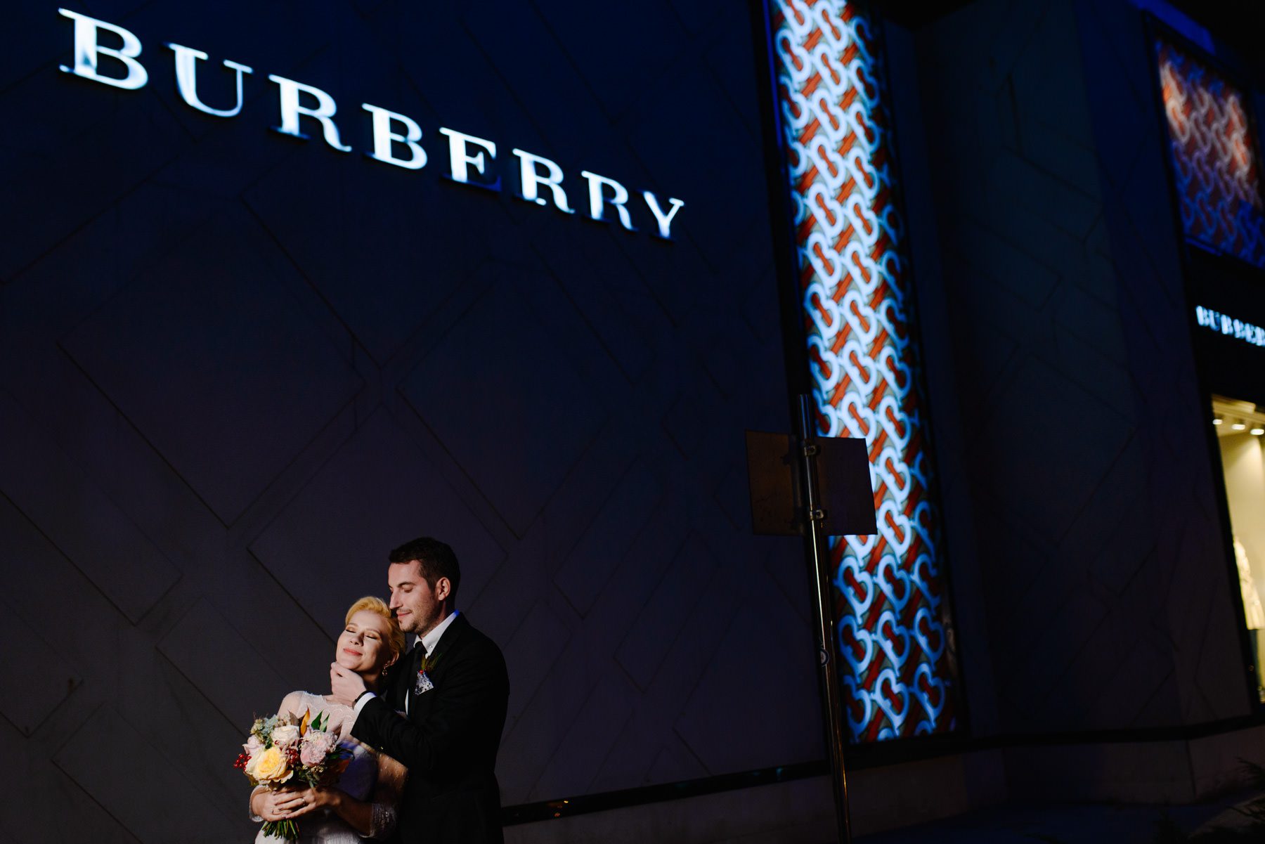 cuplu de miri îndrăgostiți fotografiați pe calea victoriei din București de vlad pahontu