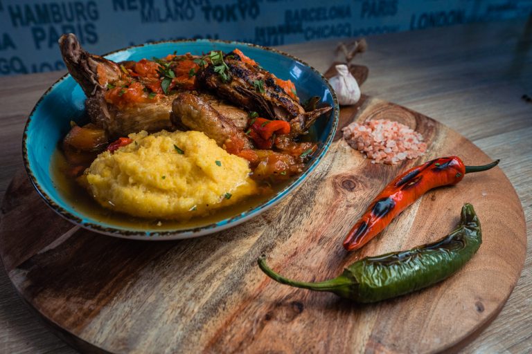 friptura de pui cu mamaliguta si ardei iute fotografiate de vlad pahontu la gastro jar campina produs food