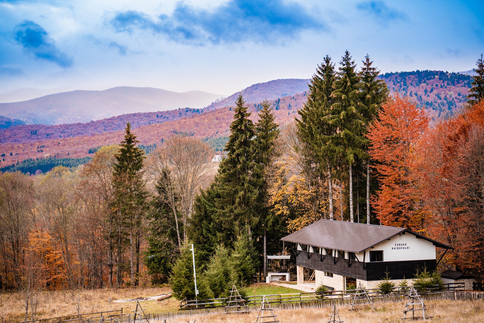 panorama cabana haiducului vila la munte in valea doftanei fotografiata de vlad pahontu primavara locatie