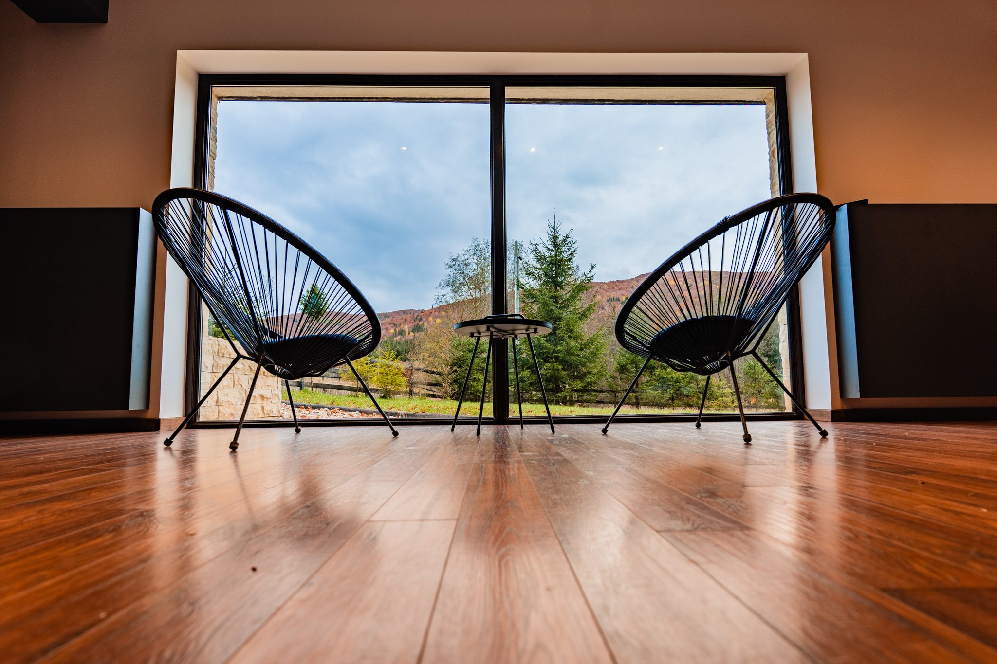 interior cabana haiducului vila la munte in valea doftanei fotografiata de vlad pahontu primavara