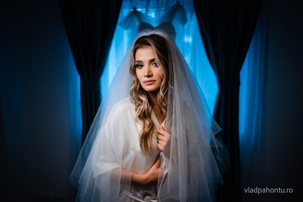 portret mireasa cu rochie si posing fotografiata de vlad pahontu la nunta in pitesti