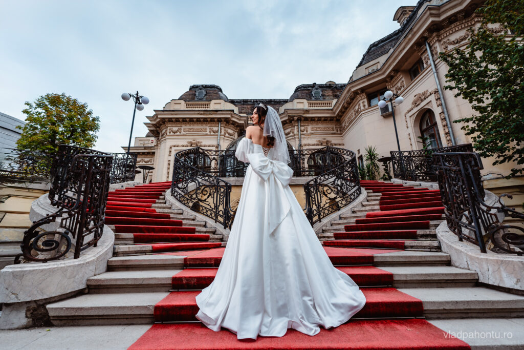 mireasa fotografiată pe scările casei oamenilor de știință in București de fotograful vlad pahontu