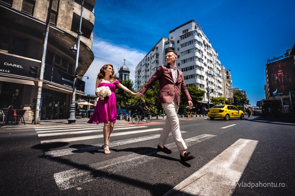 cuplu fotografiați pe calea victoriei din București de fotograful vlad pahontu